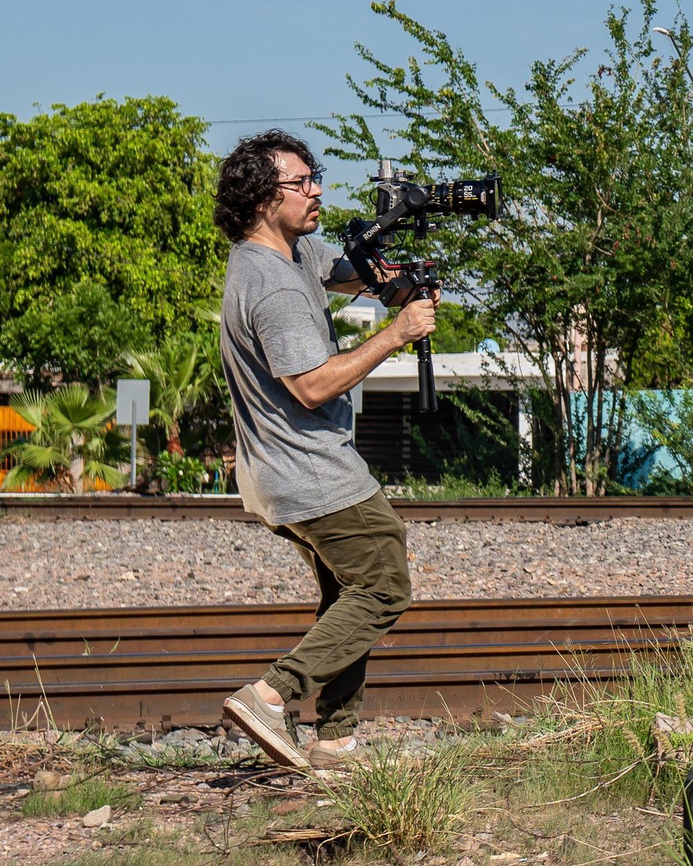 Hiram Manjarrez filmando con gimbal en un rodaje